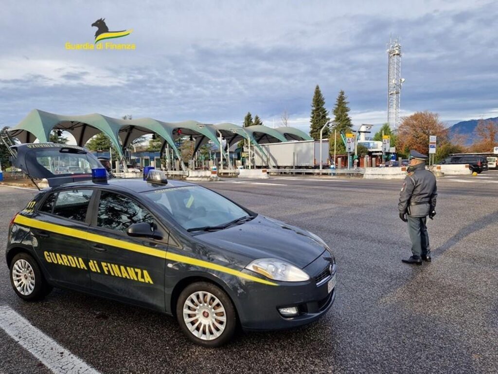 Roma, simulano acquisto software dall'esterno per la creazione di falsi crediti di imposta: denunciate 4 persone Roma, simulano acquisto software dall'esterno per la creazione di falsi crediti di imposta: denunciate 4 persone