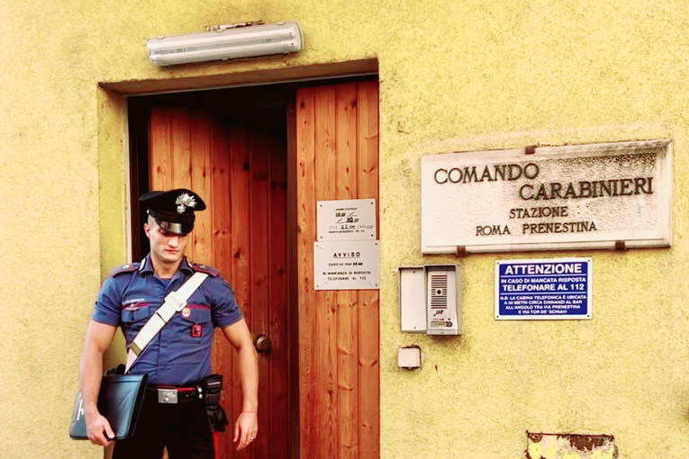 Prenestina, tenta di strangolare la fidanzata con il cavo del telefono: fermato un 19enne Prenestina