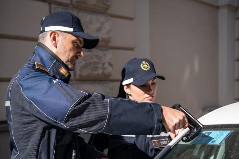 Roma, parcheggia con permesso disabili falso: donna denunciata Roma