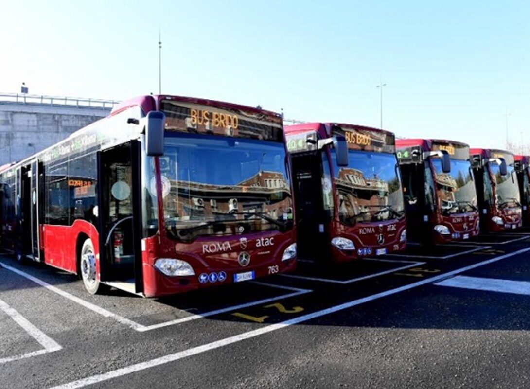 Roma, ignoti danno fuoco a vecchio bus nel deposito Atac di Magliana