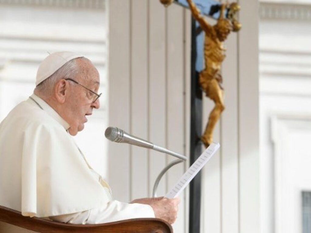 Il Papa: "Il diavolo ci tenta con tecnologia e superstizione. Non si parla con lui, si caccia via" papa