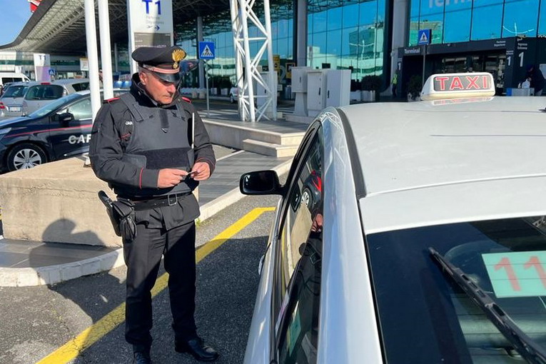 Fiumicino, controlli dei carabinieri nell'area dell'aeroporto Leonardo da Vinci Fiumicino