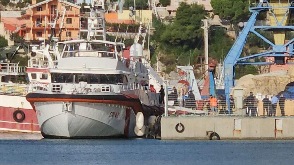 La nave del rimpatrio è salpata dall’Albania: i 12 migranti tornano tra mille polemiche albania
