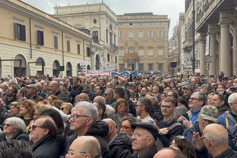 Roma, ENS: "Il vero sordo è il governo, migliaia in piazza per i diritti delle persone sorde"