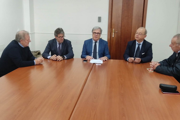 Cisterna di Latina, installati i primi defibrillatori Cisterna di Latina, installati i primi defibrillatori