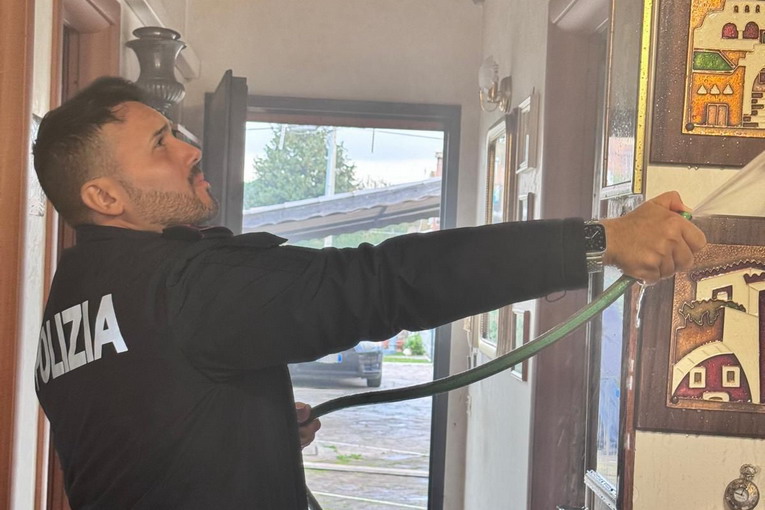 Ostia, incendio in via Alessandro Rolla: due poliziotti salvano una signora intrappolata in casa