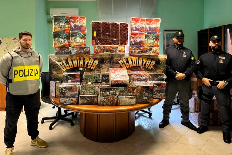 Roma, botti di Capodanno: sequestrati dalla polizia 5 quintali di fuochi d'artificio