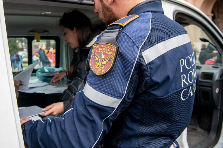 Roma, controlli della polizia locale contro l'abusivismo commerciale