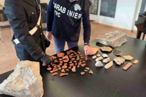 Roma, restituiti dai carabinieri al Parco Archeologico dell'Appia Antica reperti archeologici trafugati