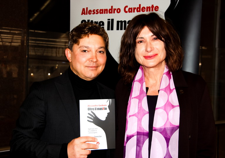 Violenza di genere e femminicidio: un “manuale” per combatterli. Alessandro Cardente presenta Oltre il masKio
