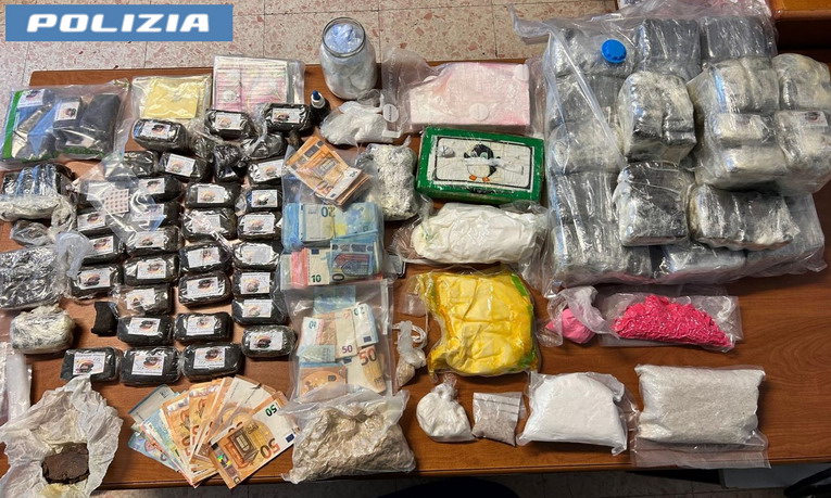Appio, cocaina rosa, anfetamine e LSD: fermata coppia di pusher dalla polizia Appio, cocaina rosa, anfetamine e LSD: fermata coppia di pusher dalla polizia