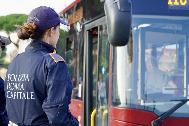 Donna con Alzheimer si allontana da casa: ritrovata in breve tempo da una pattuglia della Polizia Locale Donna con Alzheimer si allontana da casa: ritrovata in breve tempo da una pattuglia della Polizia Locale