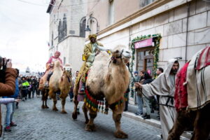 Al presepe vivente di Tarquinia arrivano i Re Magi a dorso di cammello