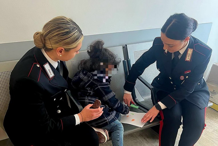 Roma, bimba di 3 anni salvata dai carabinieri Roma, bimba di 3 anni salvata dai carabinieri