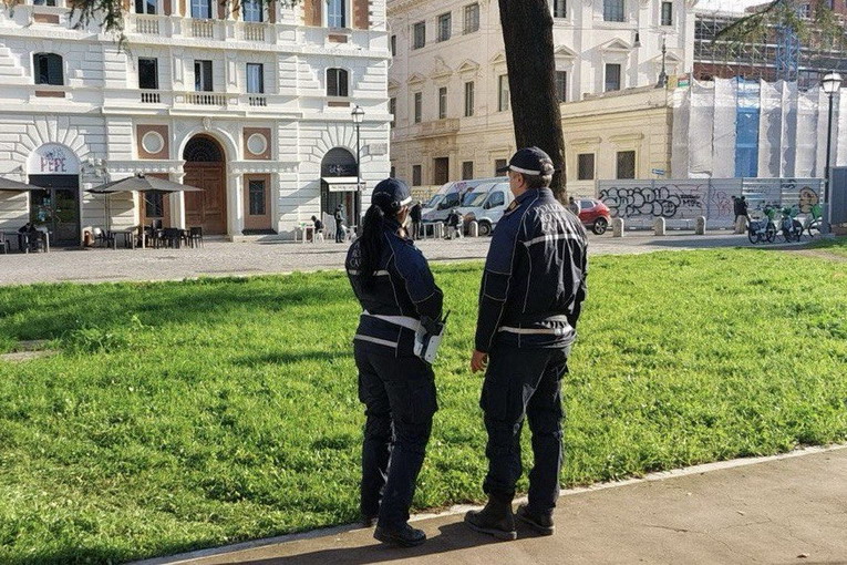 Esquilino, operazioni di ripristino del decoro nell'area giardini a Via Guglielmo Pepe