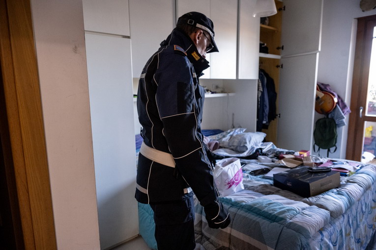 Roma, maxi operazione contro i centri massaggi cinesi a luce rossa Roma, maxi operazione contro i centri massaggi cinesi a luce rossa
