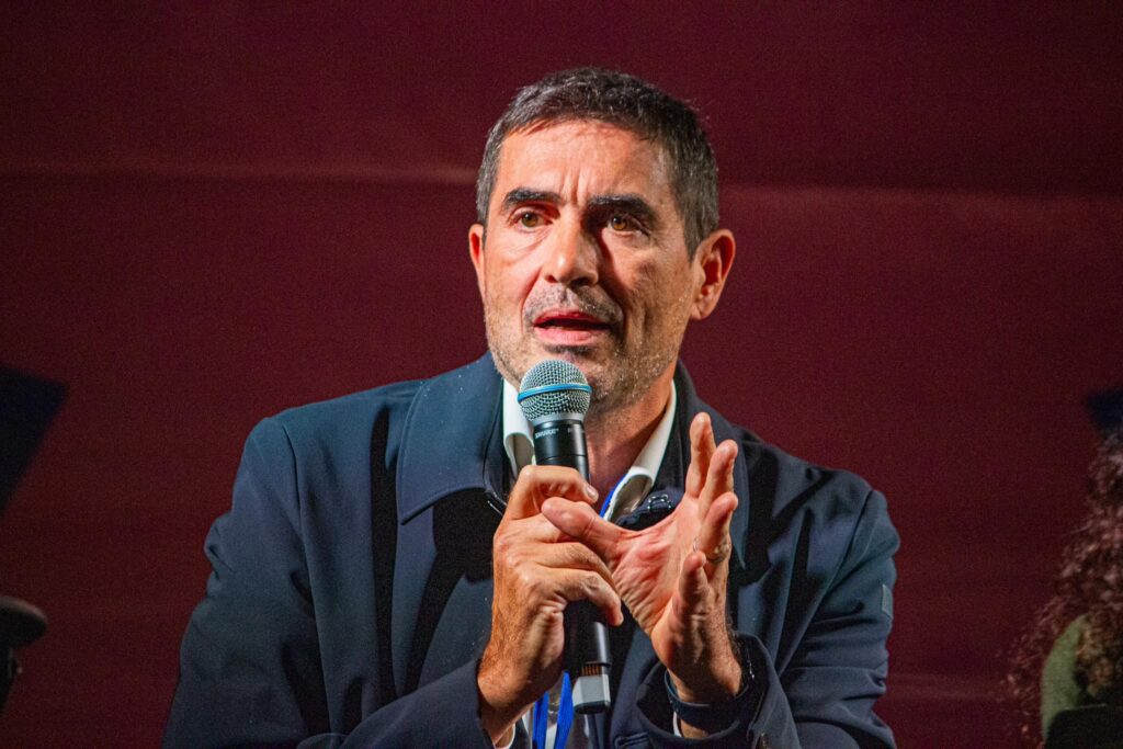 Fratoianni: "L’Italia fa da scendiletto degli USA e distrugge il diritto internazionale" Fratoianni: "L’Italia fa da scendiletto degli USA e distrugge il diritto internazionale"