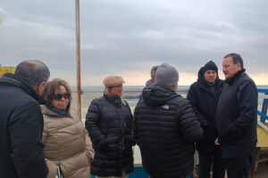 Fiumicino, sopralluogo del sindaco allo stabilimento Rio per l'erosione della costa