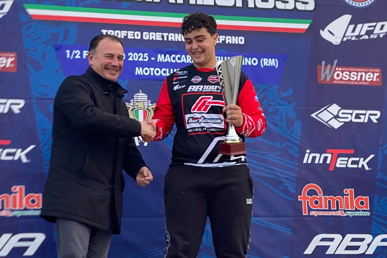 Si sono concluse le giornate di gara per gli Internazionali d’Italia Supermarecrossi, a Maccarese. I piloti arrivati sul podio, sono stati premiati dal Presidente del Consiglio Comunale, Roberto Severini e dall’Assessore allo Sport, Federica Poggio.