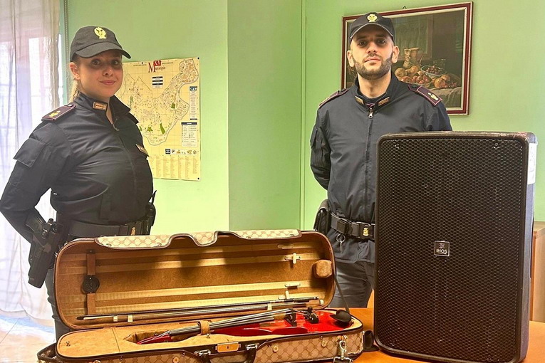 Roma, deruba un violinista e chiede 2000 € per restituirlo: denunciato dalla polizia