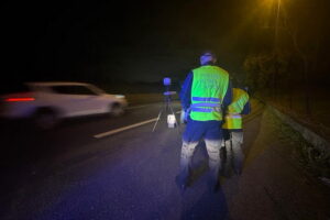 Roma, fermato un motociclista che occultava la targa per fuggire