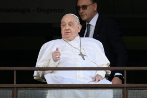 Papa Francesco esce dal Gemelli e parla al mondo, mentre c’è chi spera nel suo silenzio