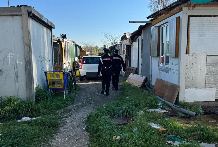 Roma, nuovo blitz dei carabinieri nei campi nomadi di via Candoni e via della Vasca Navale Roma, nuovo blitz dei carabinieri nei campi nomadi di via Candoni e via della Vasca Navale