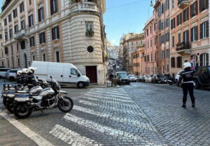 Roma, polizia locale: indagini su accessi illegali nella ZTL e targhe alterate