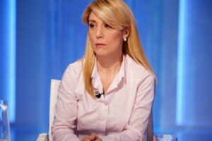 UE, L. Undiemi (economista) “Col pretesto di aiutare paesi deboli a uscire dalla crisi li abbiamo governati imponendogli un’agenda politica"