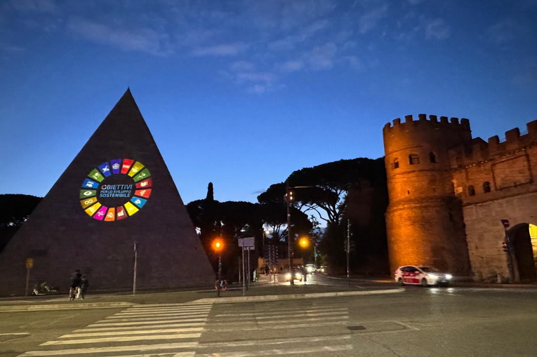 La Piramide Cestia si illumina per il futuro del Pianeta: i 17 obiettivi dell’Agenda 2030 brillano su Roma