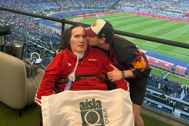 Cuore giallorosso: Marco sorprende il papà Angelo, malato di SLA, e lo porta allo stadio
