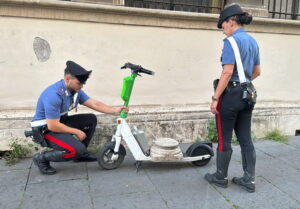 Roma, in monopattino con sopra una base dio una colonna antica: fermato un tedesco