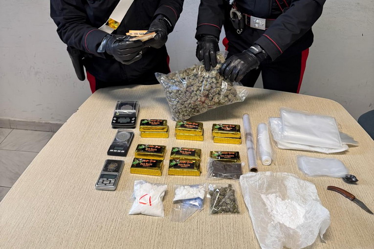 Roma, sorpreso con un’auto a noleggio piena di diverse tipologie di droghe