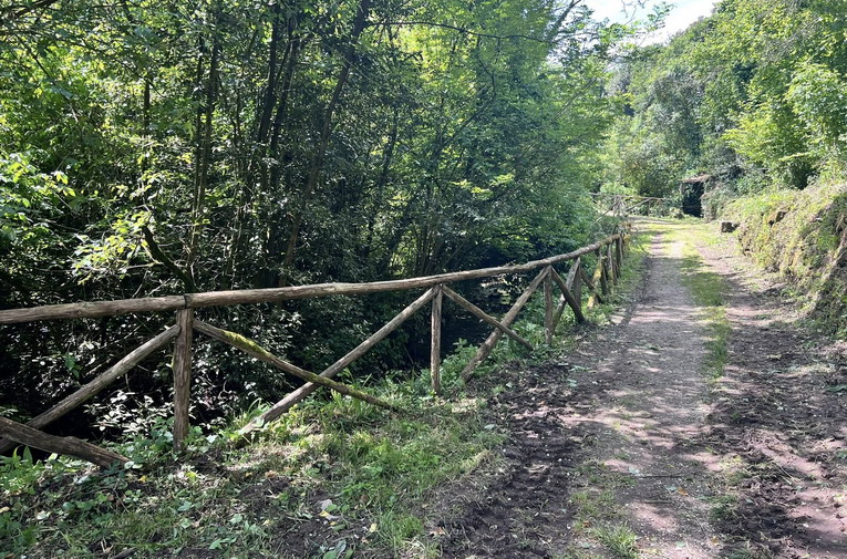 Vitorchiano, in corso la sistemazione delle staccionate delle piagge