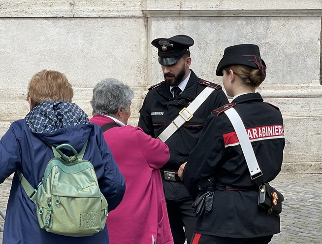 Roma, si fingono carabinieri e si fanno consegnare denaro e gioielli da un’anziana