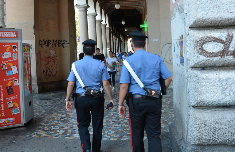 Piazza Vittorio, turista straniero colpito alla testa e rapinato: fermato un 29enne