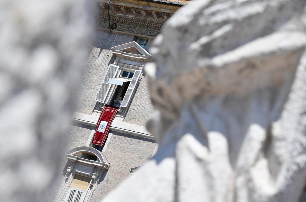 Il Papa: “Abbraccio i popoli che soffrono per la guerra. Coraggio per chi cerca pace”