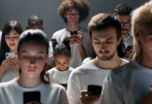 Social e web, è allarme fra gli Under 13: il 78% di loro “vive” su Internet