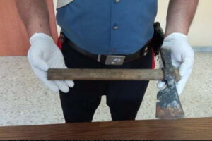 Prato Fiorito, armato di ascia danneggia il vetro di autobus: fermato