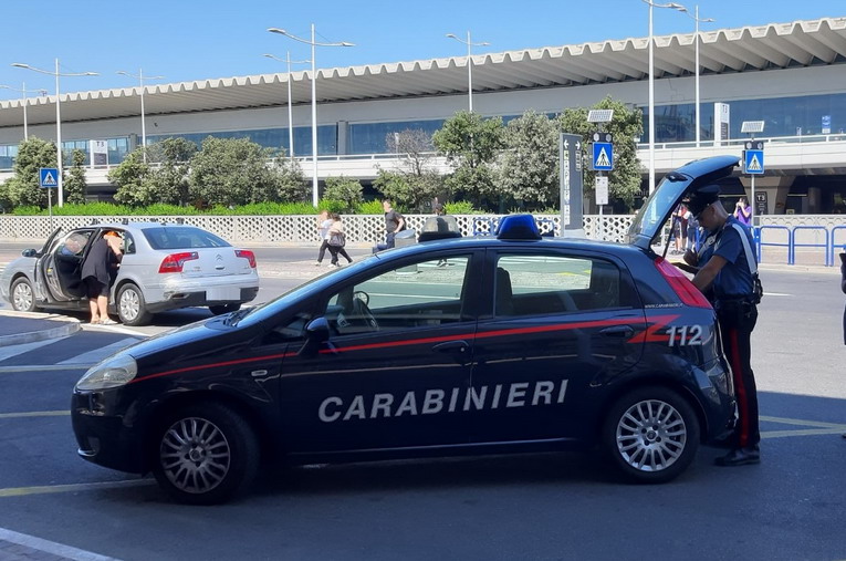 Aeroporto di Fiumicino, controlli dei carabinieri nello scalo aeroportuale