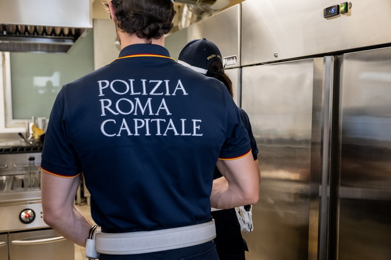 Roma, polizia locale: controlli a tutela della salute pubblica, chiuse due attività