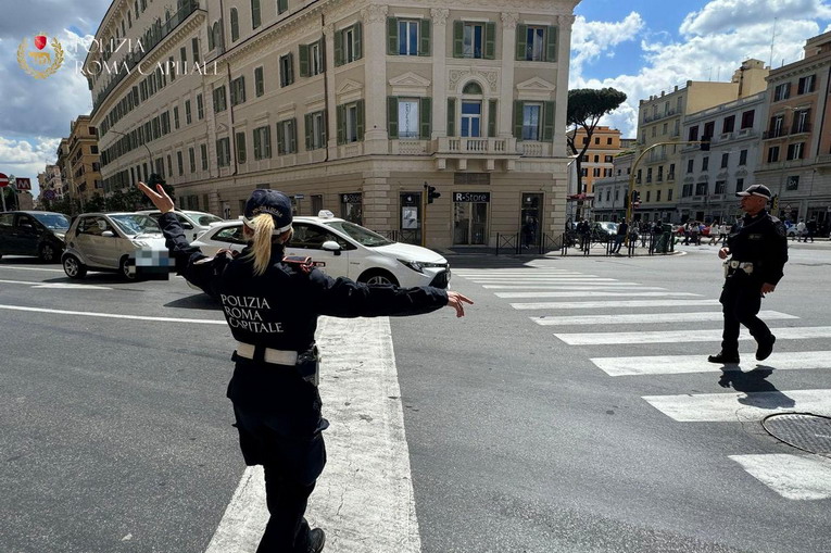 Appio-Tuscolano, passa con il rosso e fugge: era senza patente, senza assicurazione e revisione
