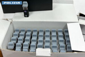 Alessandrino, hashish, marijuana e sigarette elettroniche in salotto dove giocava una bimba: fermato un uomo