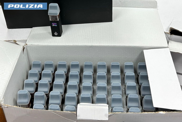 Alessandrino, hashish, marijuana e sigarette elettroniche in salotto dove giocava una bimba: fermato un uomo