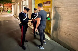 Roma, sorpreso a prelevare da diverse carte di credito: fermato un 36enne