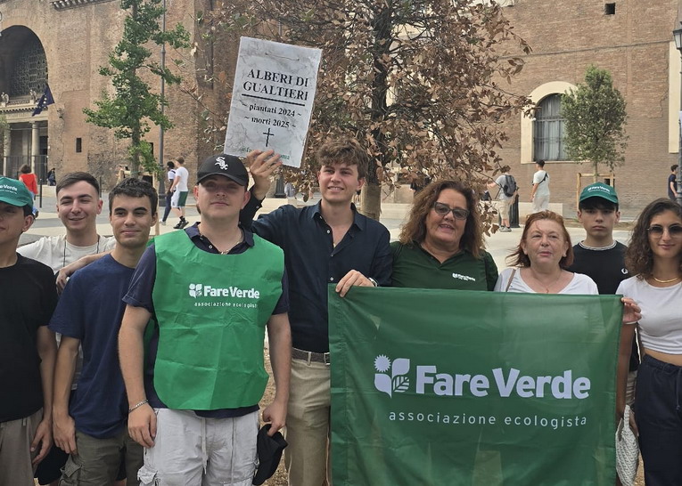 Roma, alberi morti a Piazza della Repubblica: lapidi deposte da Fare Verde Roma