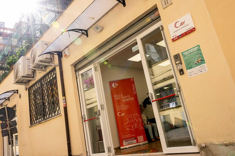 Violenza donne: “Centro antiviolenza Manuela Petrangeli, modello innovativo di intervento”