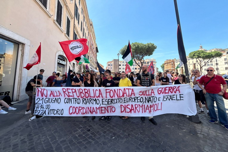 Potere al Popolo: “No alla Repubblica fondata sulla guerra”, oggi a Largo Argentina