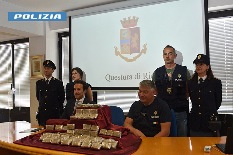 Rieti, in auto con 7 chili di hashish, fermato un uomo dalla polizia