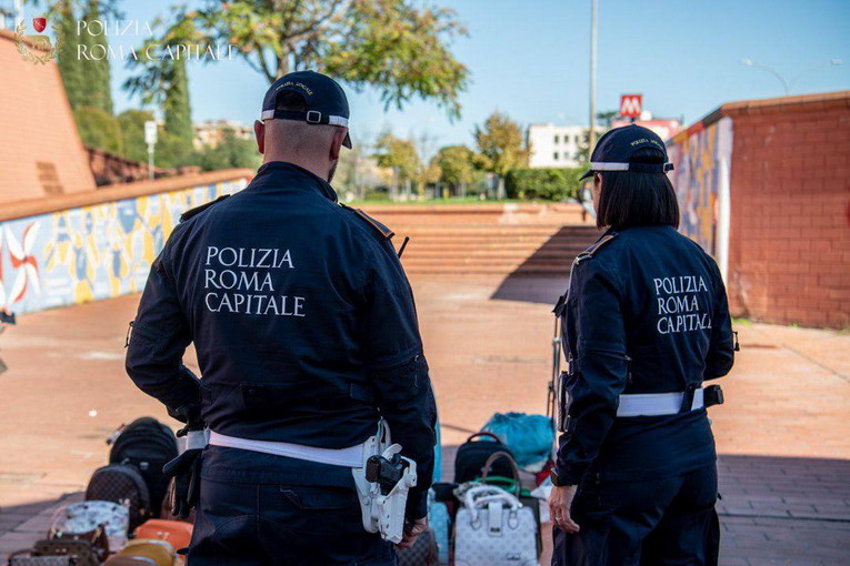 Ponte Mammolo, ambulante abusivo aggredisce gli agenti di polizia: fermato un uomo